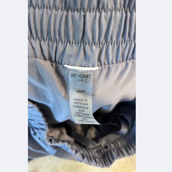 BEYOND YOGA - Stretch Woven In Stride Lined Shorts - Cloud Grey - Large - Picture 10 of 10